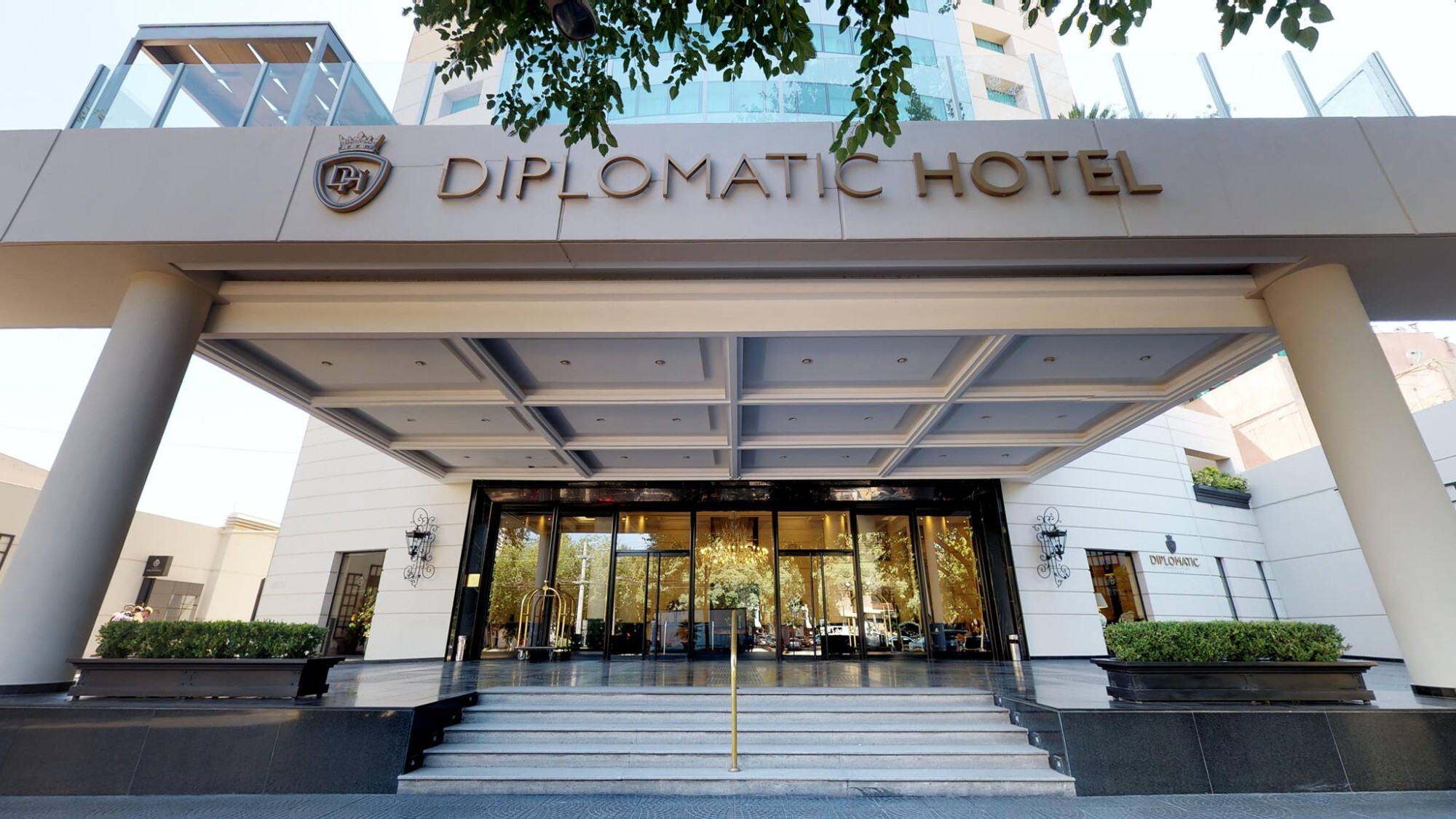 Fachada del Diplomatic Hotel en Mendoza al atardecer